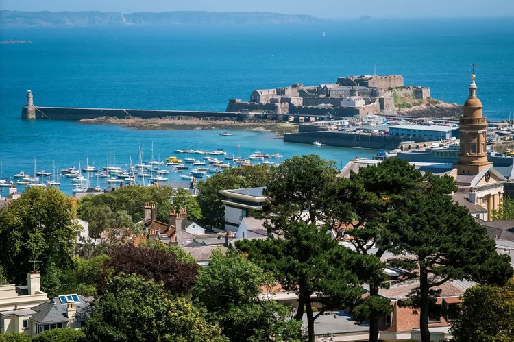 Saint-Malo vue du ciel — port et remparts